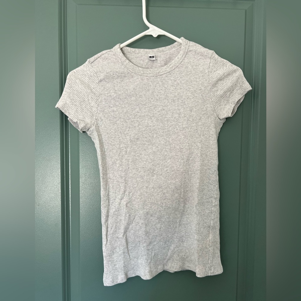 Uniqlo T shirt in gray (size S)